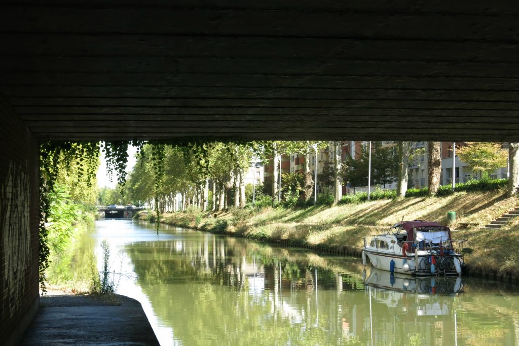 Demi-tour et à nouveau le long du canal  dans Toulouse